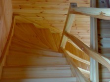 Dřevěné schodiště koresponduje s celkovým interiérem domu