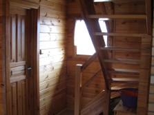 Vnitřní pohled na schody do podkroví chaty